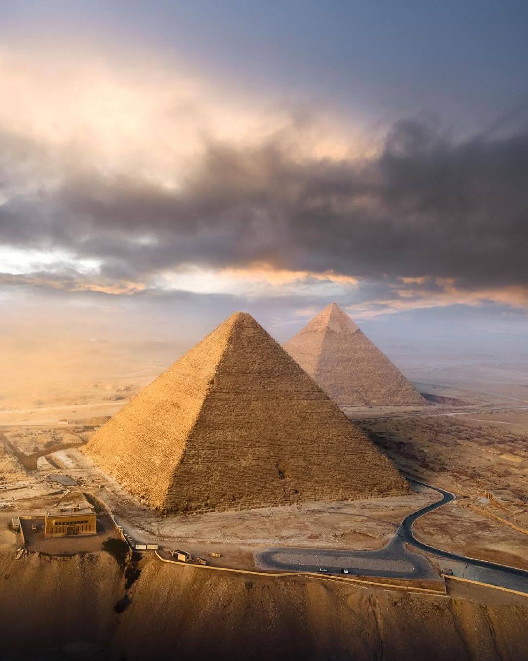 PYRAMIDES